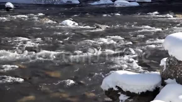 山河上的冰雪美丽的冬季景观视频的预览图