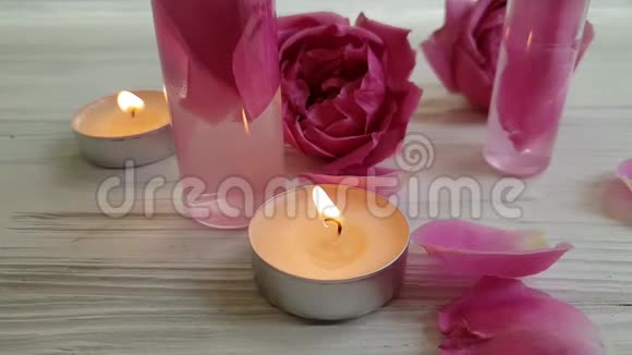 玫瑰萃取美容香水构图蜡烛慢动作浪漫视频的预览图