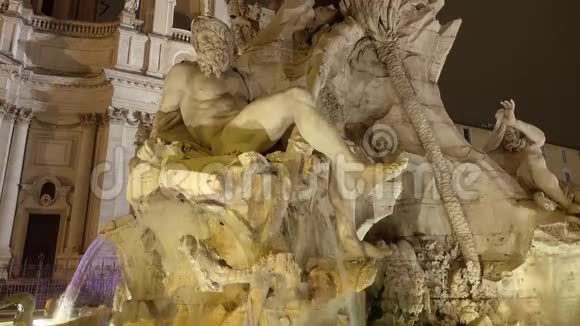 位于罗马的纳沃纳广场上美丽的喷泉位于纳沃纳广场上的FontanadiFiumi视频的预览图