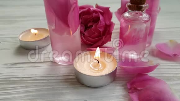 玫瑰萃取化妆品蜡烛慢动作浪漫视频的预览图