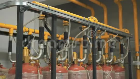 大量的气瓶连接到一条为公司提供燃料的管道上黄色和铬视频的预览图