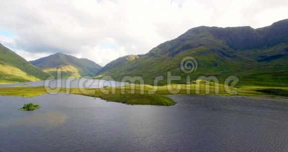 湖周围有美丽的山脉4k视频的预览图