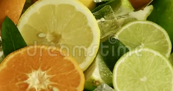 柠檬橘子和石灰的组成冰块打开视频的预览图
