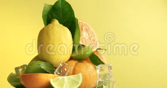 柠檬橘子和石灰的组成冰块打开视频的预览图