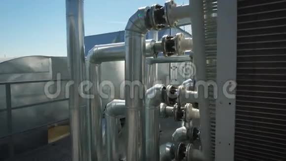 金属铬管连接到企业的公用供水系统在工业的屋顶上视频的预览图