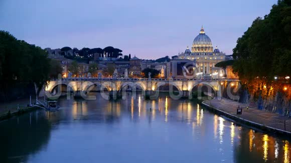 罗马城令人惊叹的一天到一夜时光流逝可以俯瞰梵蒂冈和圣彼得大教堂视频的预览图