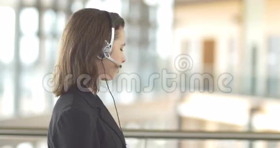 微笑呼叫中心客户服务支持操作员接待员女士耳机视频的预览图