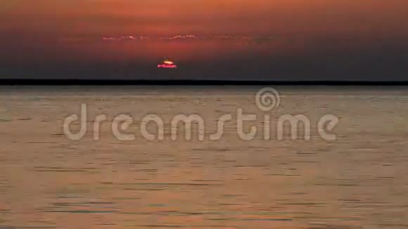 一个时间流逝的夏季日落景色以上的河流视频的预览图