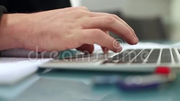白人男性在笔记本电脑上打字视频的预览图