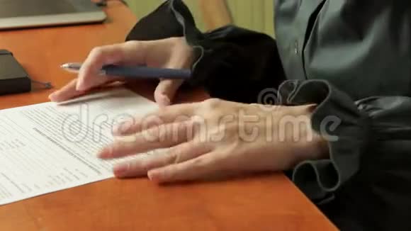 女人签署一份文件视频的预览图