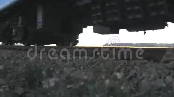 旅客列车通过照相机火车的车轮沿着铁轨行驶特写一名乘客的特写镜头视频的预览图