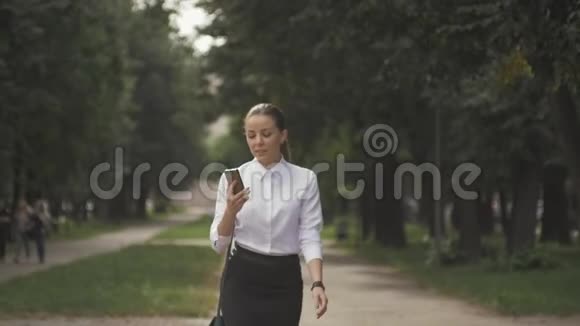 在城里散步的女孩在电话里说话视频的预览图