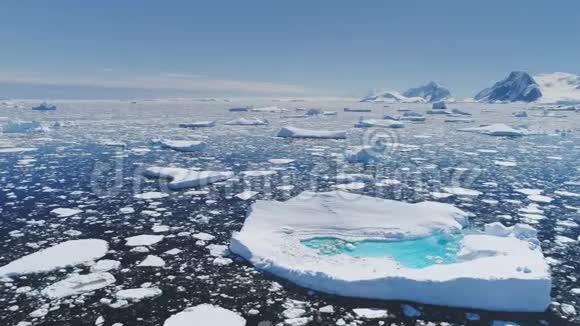 南极洲融化的蓝色水域冰山空中景色视频的预览图