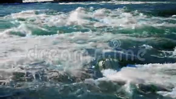 在瀑布前的尼亚加拉河急流视频的预览图