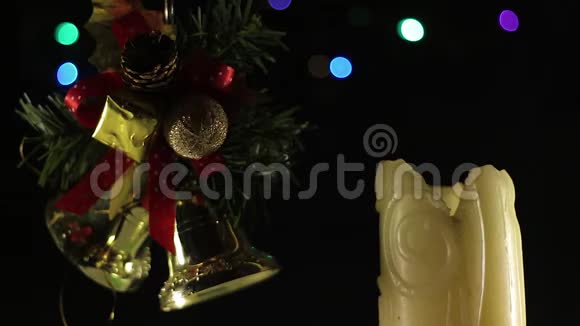 街上的圣诞树上有五颜六色的格兰德快乐视频的预览图