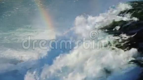 不可思议的尼亚加拉大瀑布和彩虹在上面水流落下来起泡的水视频的预览图