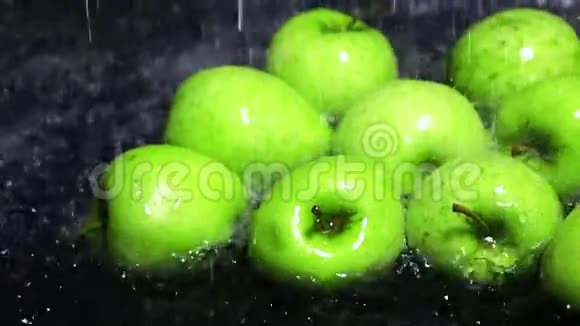 绿色的苹果被洗得非常慢视频的预览图