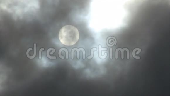灰色烟雾掩盖太阳盘视频的预览图
