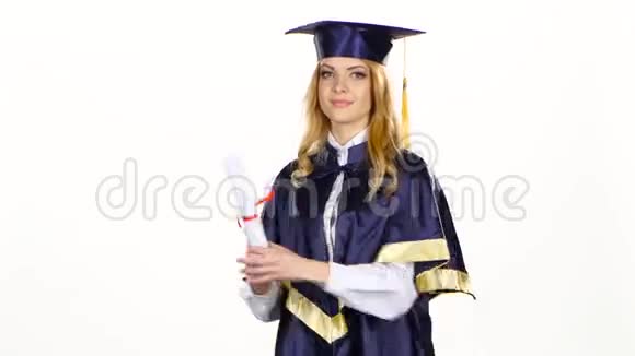 兴奋的女人毕业时穿着带文凭的长袍白色视频的预览图