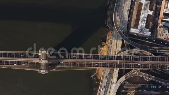 从曼哈顿到美国纽约布鲁克林从东河穿过布鲁克林大桥的空中景观视频的预览图