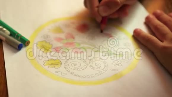 一个孩子用彩色铅笔画一幅画视频的预览图