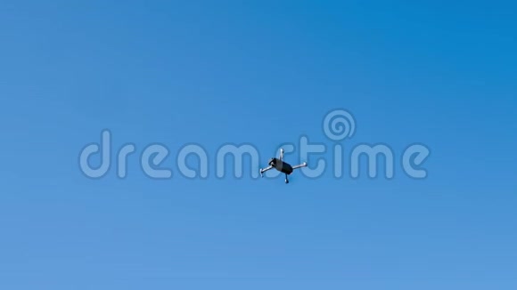 折叠式无人机飞向蓝天视频的预览图