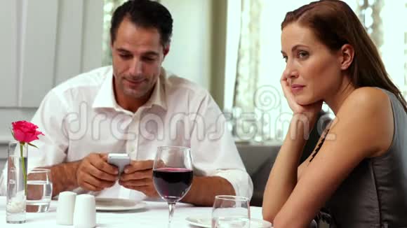 无聊的女人等待她的约会停止发短信视频的预览图