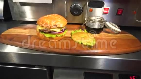 奶酪生菜洋葱西红柿和菠萝的美味汉堡视频的预览图