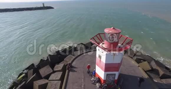 与人一起鸟瞰灯塔大海和码头荷兰法洛斯的无人机航拍片视频的预览图