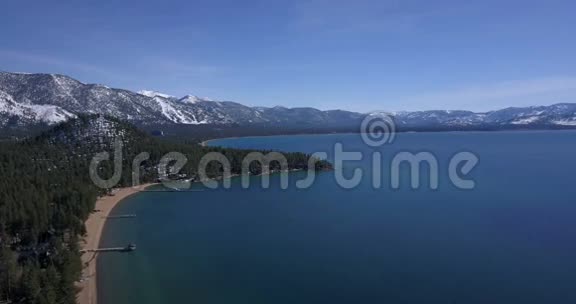 塔霍湖的海岸线和被雪覆盖的山脉视频的预览图