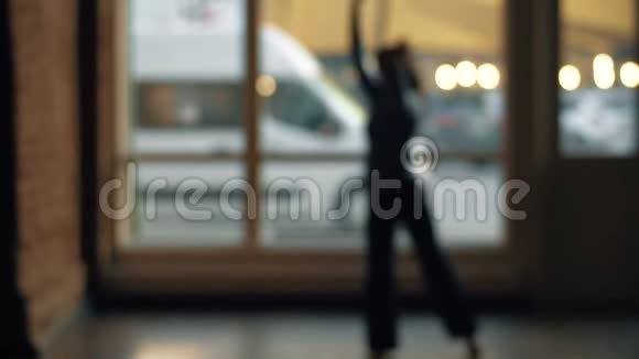 亚洲女人靠窗跳舞视频的预览图