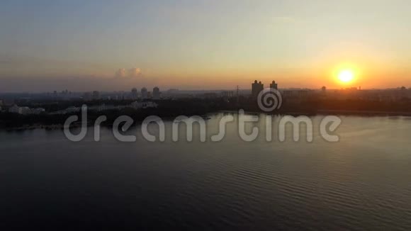 四架直升机飞过湖面日落视频的预览图