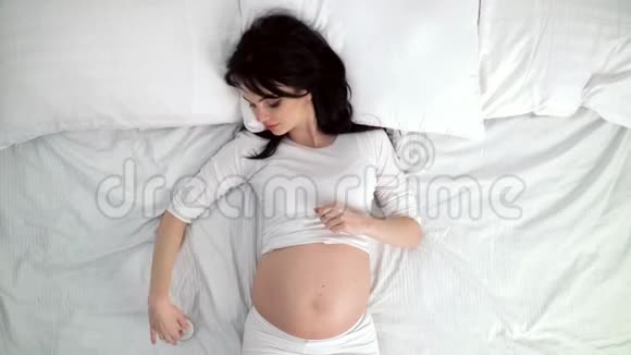 怀孕护肤孕妇在腹部涂抹奶油视频的预览图