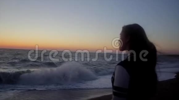 在海上看日出的女孩视频的预览图