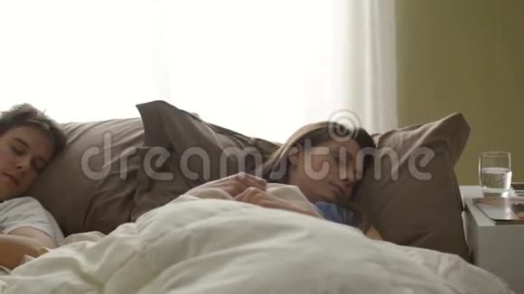 年轻夫妇在睡觉视频的预览图