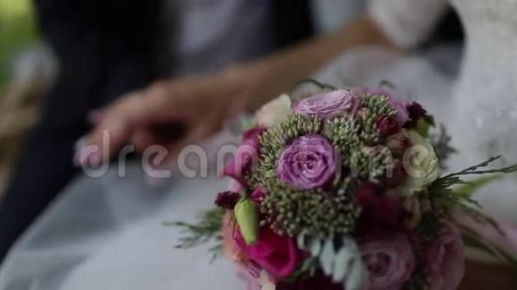 两个人新娘和新郎互相牵手结婚婚礼视频的预览图