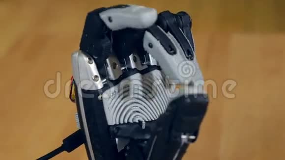 真正创新的仿生手臂移动手指机器人控制论人做手势视频的预览图