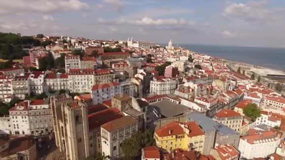 葡萄牙晴天里斯本和里斯本大教堂历史部分的鸟瞰图视频的预览图