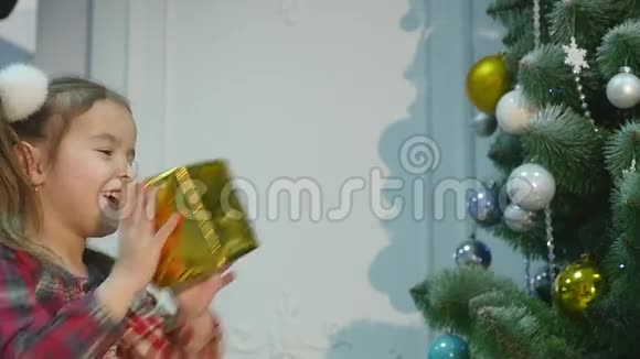 孩子们互相扔的圣诞礼物视频的预览图