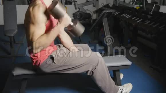 在健身房锻炼的人的手和哑铃视频的预览图