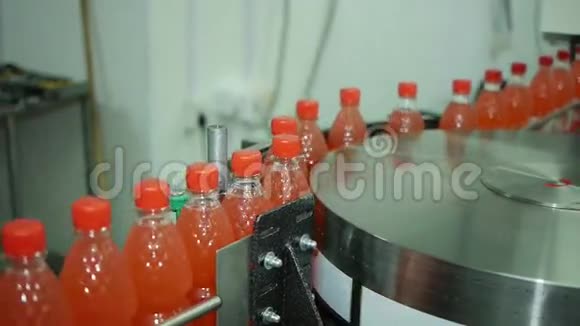 自动生产线输送机上的瓶装汽水扭曲和粘合标签视频的预览图