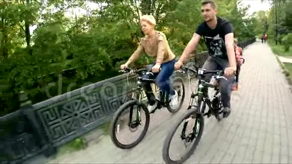 三骑自行车的年轻家庭视频的预览图