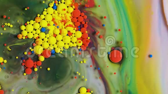 流体艺术油漆会产生抽象的漩涡视频的预览图
