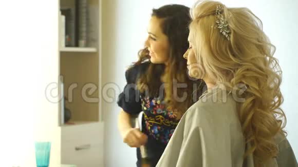 化妆师化妆室内漂亮的模特女孩女性肖像视频的预览图