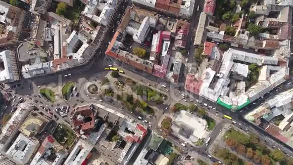利沃夫的鸟瞰图旧城建筑和交通乌克兰4k视频的预览图