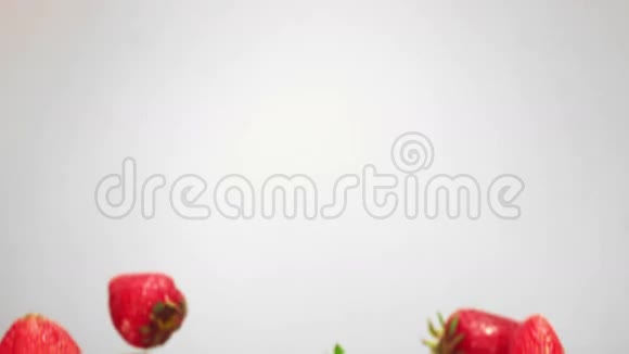 成熟的草莓在空中飞舞视频的预览图
