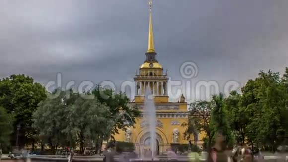 圣彼得堡金钟大厦主入口的喷泉时间超短阴天夏季视频的预览图