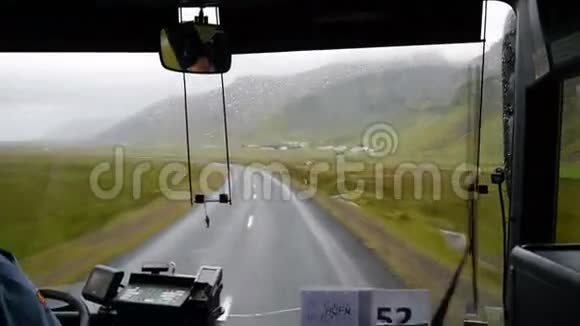 从巴士上看火山沙漠雨中公交车的动作冰岛视频的预览图