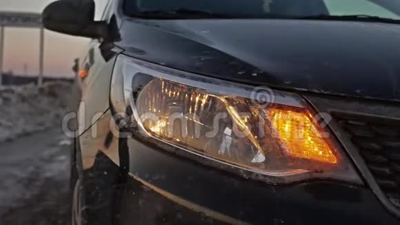冬季汽车故障强制紧急停车开灯转向灯冬季道路交通车辆室内故障视频的预览图