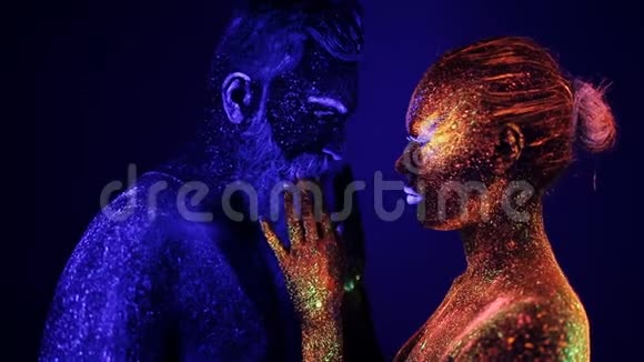 一男一女在紫外线下互相抚摸火和冰两个催眠药视频的预览图